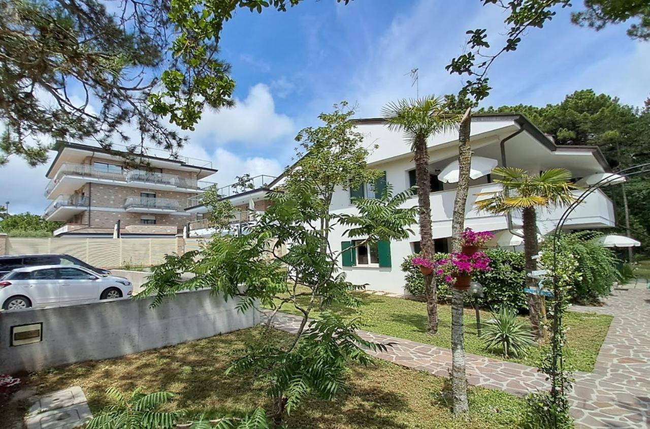 Villa Barbara Fra I Pini Lignano Sabbiadoro Exterior foto